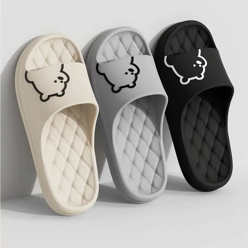 Mengapa selipar beruang comel menjadi mesti tinggal di rumah yang selesa?