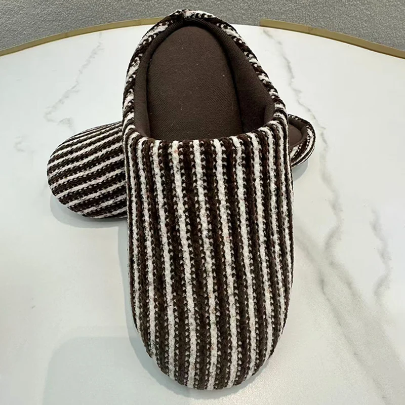 Selipar kapas yang tenang di rumah